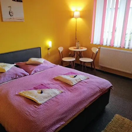 Casa de hóspedes Three 3*