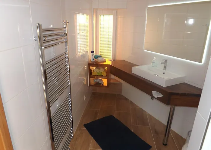 Pensión Three 3*