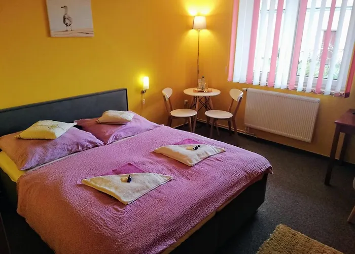 Pensión Three 3*